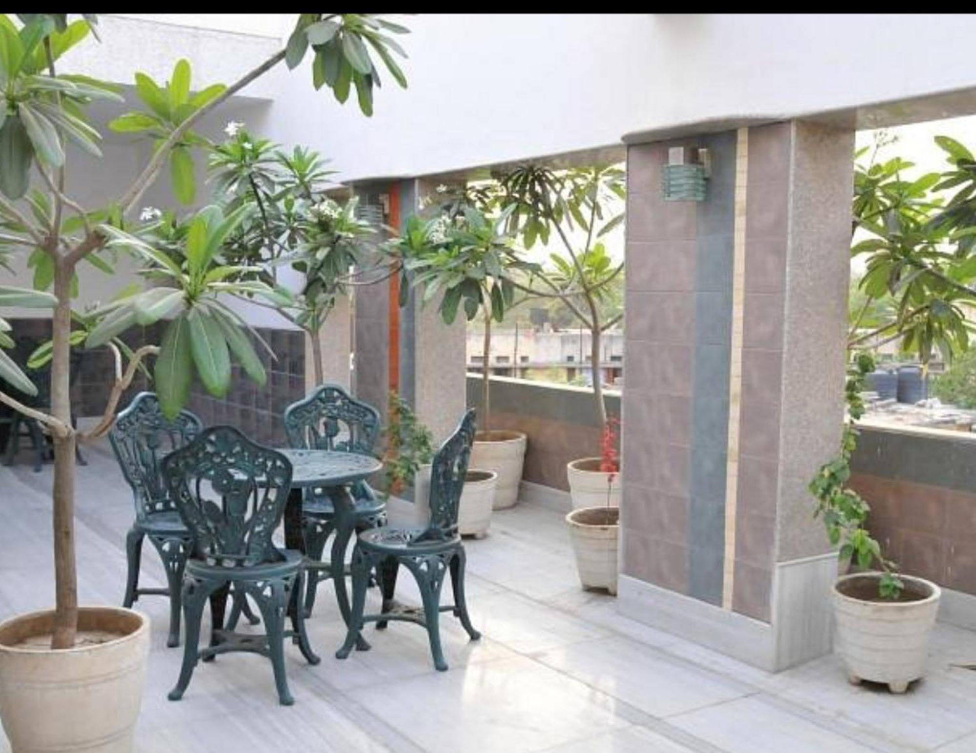 The Natraj Yes Please New Delhi Hotel Exterior photo